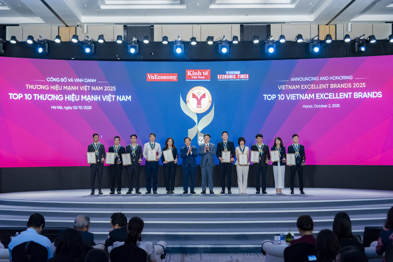 Đại diện FPT (thứ hai từ phải sang) nhận bằng vinh danh tại sự kiện.