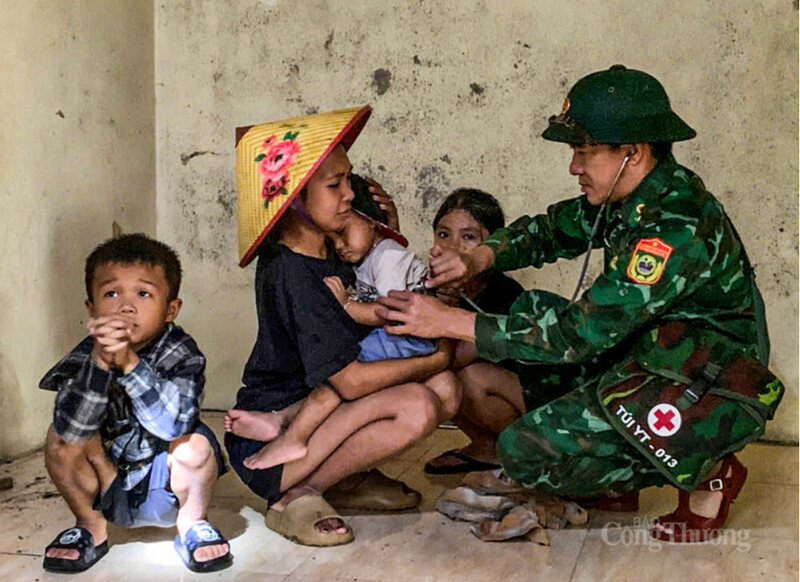 Cán bộ Đồn Biên phòng Bản Giàng chăm sóc, khám chữa bệnh cho trẻ em tại khu tránh trú bão