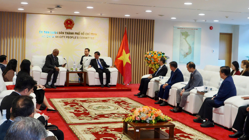 Ông Võ Văn Minh - Chủ tịch HĐND TP. Hồ Chí Minh tiếp và làm việc với đoàn doanh nghiệp công nghệ cao Singapore. Ảnh: Hoàng Hùng.