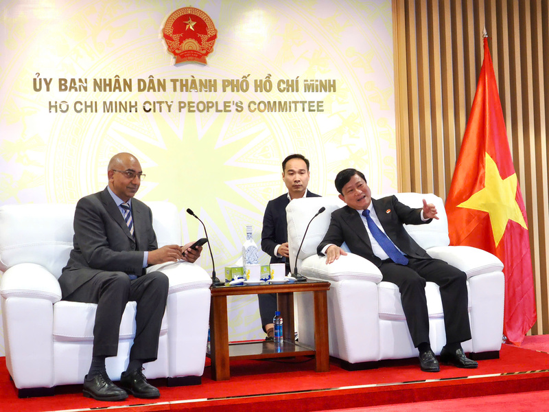 Ông Võ Văn Minh - Chủ tịch HĐND TP. Hồ Chí Minh (phải) và Giáo sư Almegidl Mohammed Abdullah - Giám đốc điều hành SABIC. Ảnh: Hoàng Hùng.