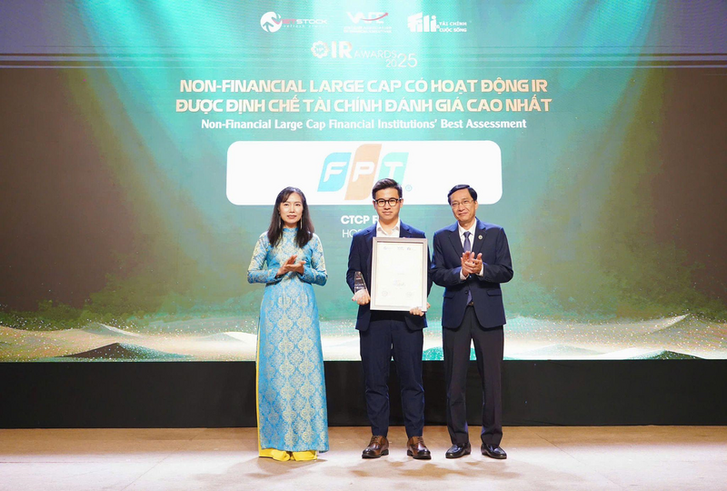 Đại diện FPT nhận cú đúp giải thưởng IR Awards 2025.