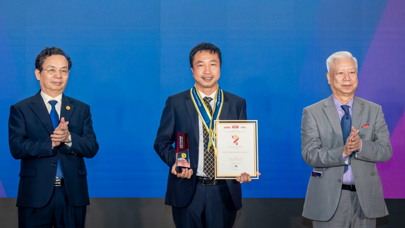 Ông Nguyễn Thái Hà, Tổng Giám đốc T&T Energy đại diện doanh nghiệp nhận giải thưởng Thương hiệu mạnh tăng trưởng xanh 2025 tại Diễn đàn kinh tế mới 2025