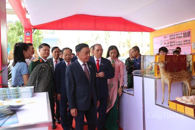 Thường trực Ban Bí thư Trần Cẩm Tú tham quan gian hàng phục vụ Đại hội Đảng bộ tỉnh Hà Tĩnh lần thứ XX. Ảnh: Trọng Tùng