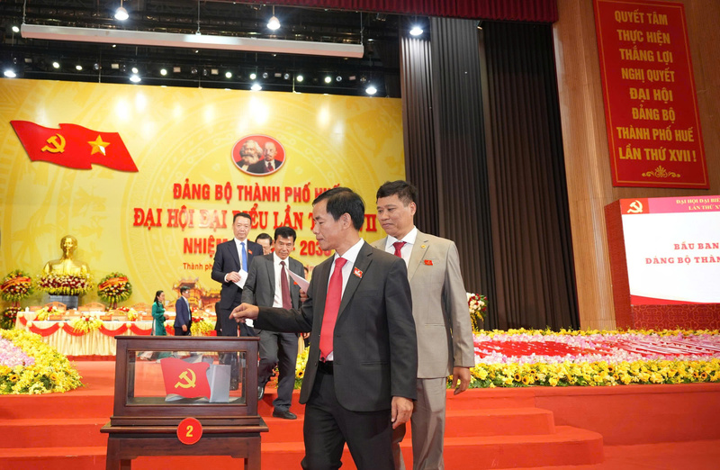 Đại biểu bỏ phiếu tại Đại hội đại biểu Đảng bộ thành phố Huế lần thứ XVII. Ảnh: Nguyễn Tuấn