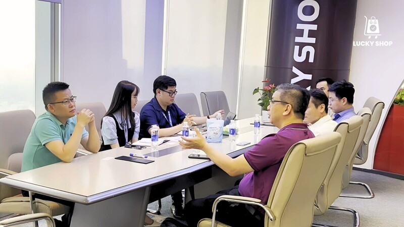 CEO John gặp gỡ và trao đổi cùng đại diện Smartpay (Ảnh Lucky Shop)
