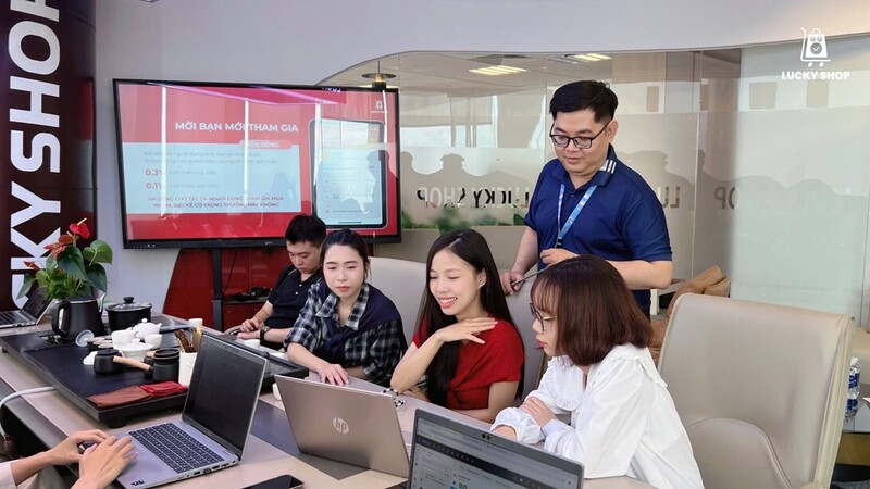 COO Nguyễn Tiến Vinh trao đổi và hướng dẫn nhân sự làm việc (Ảnh Lucky Shop)