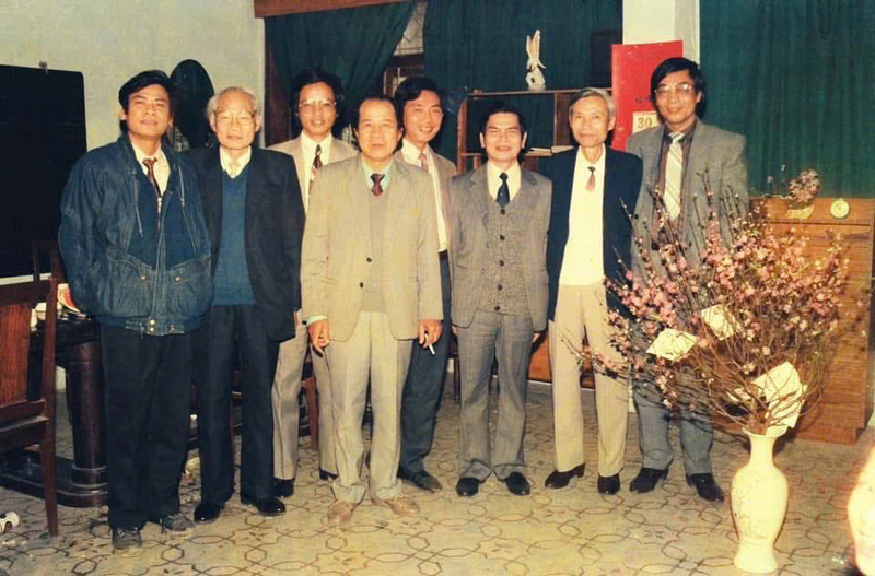 Tác giả (ngoài cùng bên trái) cùng những người làm Báo Thương mại một thời.