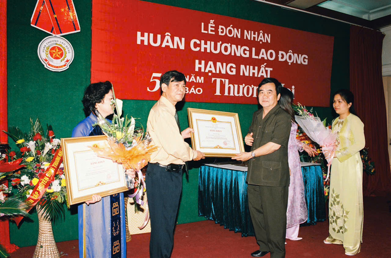Ông Nguyễn Mạnh Cường trao Bằng khen của Thủ tướng cho nhà báo Lê Quang Vinh.