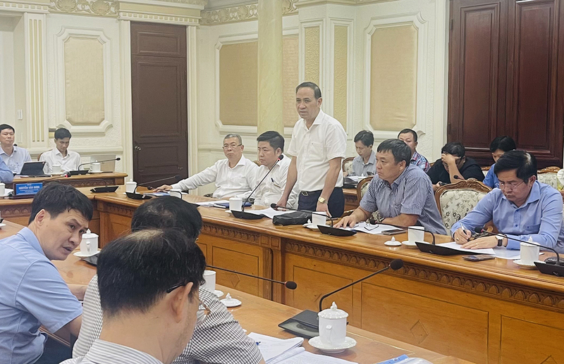 Phó Tổng giám đốc EVNNPT Bùi Văn Kiên phát biểu nêu kiến nghị tại buổi làm việc.