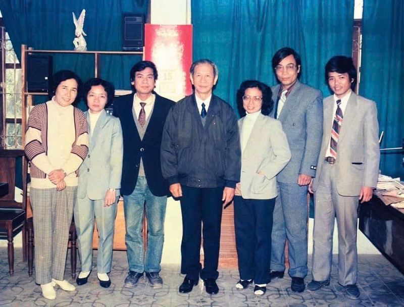 Bộ trưởng Bộ Thương mại Lê Văn Triết (thứ tư từ phải qua) chụp ảnh kỷ niệm cùng lãnh đạo, cán bộ Báo Thương Mại (tiền thân Báo Công Thương) ngày 15/2/1992, trong chuyến thăm và làm việc tại tòa soạn.