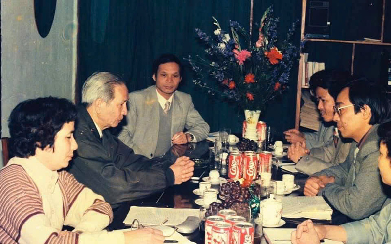 Bộ trưởng Bộ Thương nghiệp Lê Văn Triết đến thăm và làm việc với cán bộ, phóng viên của tòa soạn Báo Thương Mại ngày 15/2/1992.