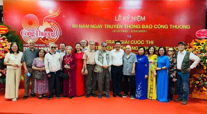 Bộ trưởng Bộ Công Thương Nguyễn Hồng Diên chụp ảnh lưu niệm cùng các nguyên lãnh đạo Báo Công Thương và nguyên cán bộ của Báo qua các thời kỳ.