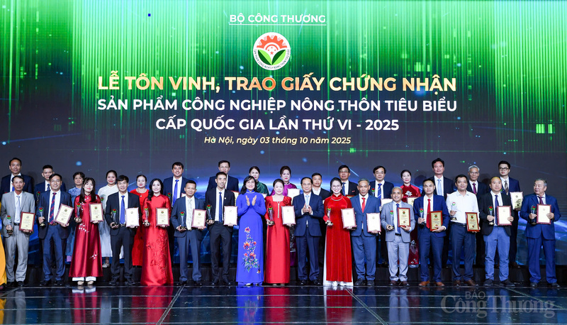 Phó Thủ tướng Chính phủ Bùi Thanh Sơn và Thứ trưởng Phan Thị Thắng trao Giấy chứng nhận sản phẩm công nghiệp nông thôn tiêu biểu cấp quốc gia lần thứ VI năm 2025 cho các doanh nghiệp. Ảnh: Nam Nguyễn
