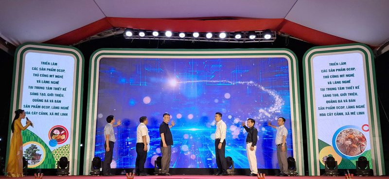 Các đại biểu bấm nút khai mạc Triển lãm. Ảnh: N.H