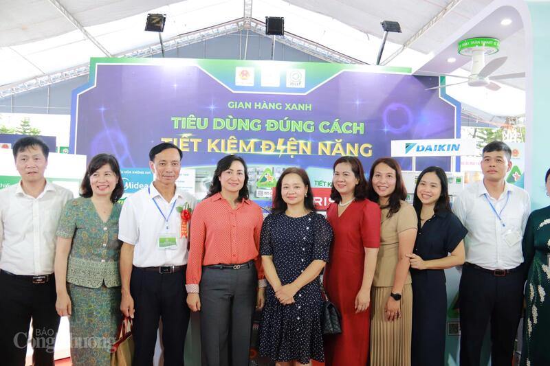 Thứ trưởng Bộ Công Thương Phan Thị Thắng tham quan gian hàng của Cục Đổi mới sáng tạo, Chuyển đổi xanh và Khuyến công. Ảnh: Nguyễn Nam