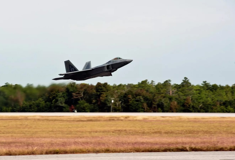 Với công nghệ tàng hình và chiến đấu vượt trội, F-22 Raptor được Mỹ giữ riêng, không bán cho bất kỳ đồng minh nào. Ảnh: U.S. Air Force