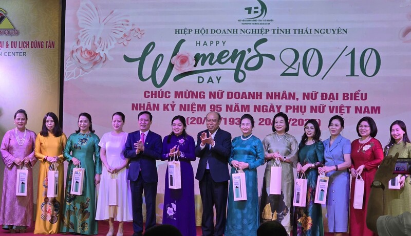 Hiệp hội Doanh nghiệp tỉnh Thái Nguyên chúc mừng các nữ doanh nhân nhân kỷ niệm 95 năm thành lập Hội Liên hiệp Phụ nữ Việt Nam.
