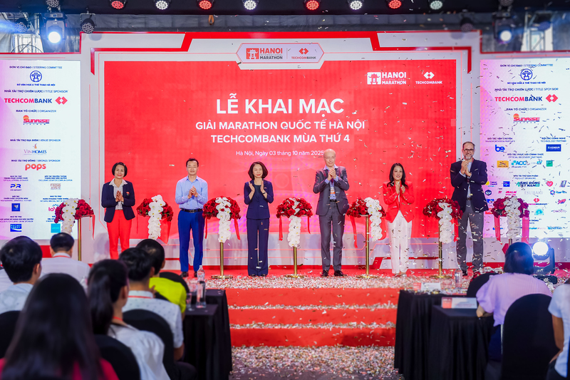 Lễ khai mạc giải marathon quốc tế Hà Nội Techcombank 2025. Ảnh: QL