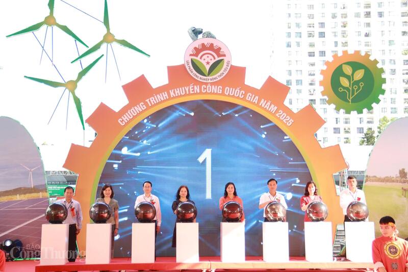 Các đại biểu thực hiện nghi thức khai mạc Hội chợ