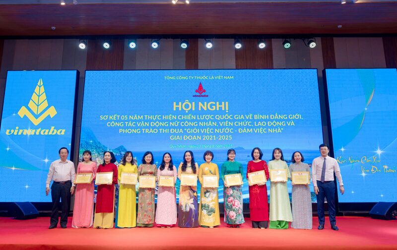 Ông Hà Quang Hòa và ông Quách Văn Ngọc trao giấy khen cho Tập thể và cá nhân có thành tích xuất sắc trong việc thực hiện Chiến lược Quốc gia về bình đẳng giới giai đoạn 2021 – 2025
