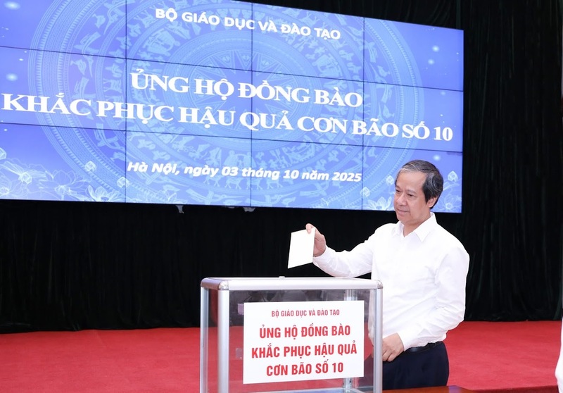 Bộ trưởng Bộ Giáo dục và Đào tạo Nguyễn Kim Sơn ủng hộ đồng bào khắc phục hậu quả cơn bão số 10. Ảnh: H.M