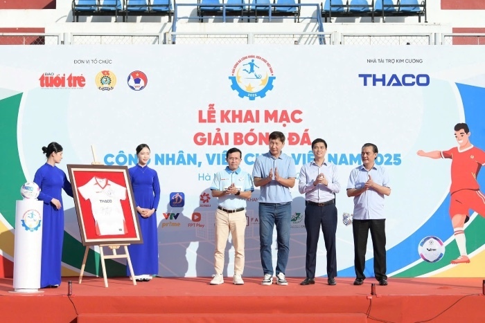 Huấn luyện viên Kim Sang-sik dự lễ khai mạc Giải bóng đá công nhân, viên chức Việt Nam 2025. Ảnh: Nam Trần