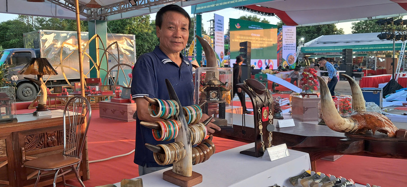 Gian hàng của nghệ nhân Nguyễn Văn Sử - làng nghề lược sừng Thụy Ứng (xã Thường Tín, Hà Nội) tại triển lãm. Ảnh: Nguyễn Hạnh