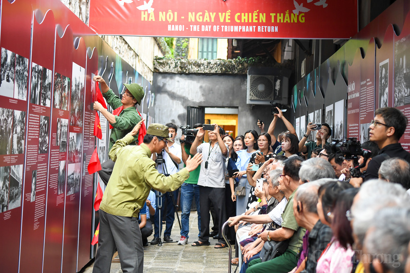 Tại không gian di tích Nhà tù Hỏa Lò, công chúng còn được xem hoạt cảnh tái hiện sinh động không khí tưng bừng, rộn ràng khi người dân Thủ đô nô nức đón chào đoàn quân chiến thắng trở về trong ngày Giải phóng Thủ đô.