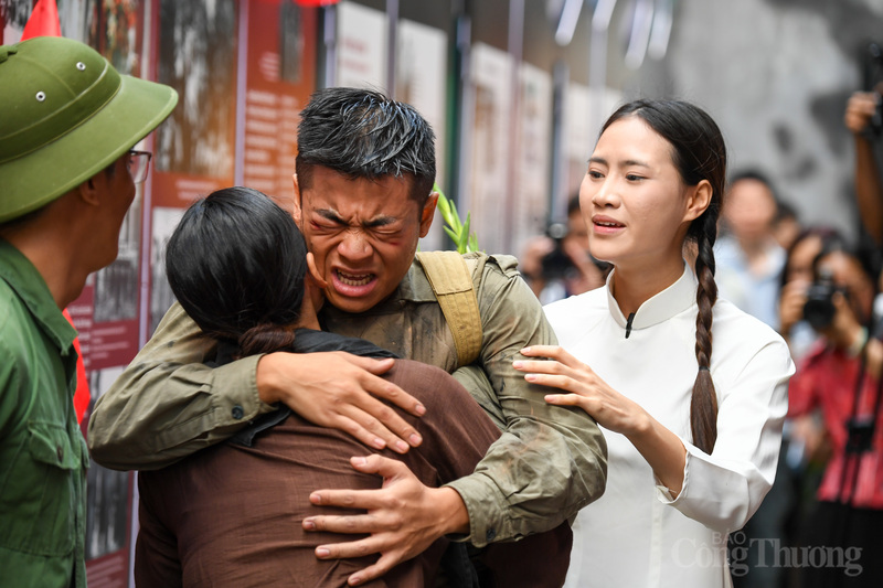 Những khoảnh khắc lịch sử được tái hiện đầy xúc động.