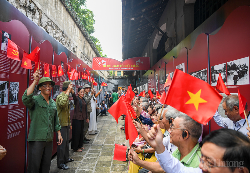 Ngày 10/10/1954 đi vào lịch sử như một mốc son chói lọi. Dưới sự lãnh đạo của Trung ương Đảng, Chủ tịch Hồ Chí Minh và Đảng ủy tiếp quản Thủ đô, công tác chuẩn bị được tiến hành toàn diện. Trước giờ phút lịch sử, các lực lượng đã kiểm kê, tiếp quản an toàn các công sở, trường học, bệnh viện, công trình công cộng. Khi đoàn quân chiến thắng tiến về, khắp phố phường Hà Nội rợp cờ hoa, rộn rã tiếng hát. Người dân hân hoan đổ ra đường, nước mắt xen lẫn nụ cười trong ngày hội non sông.