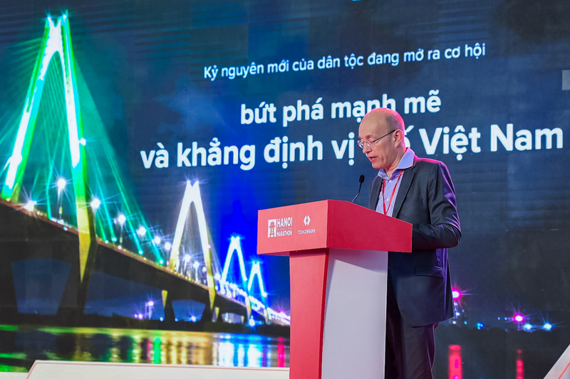 Ông Jens Lottner, Tổng giám đốc Techcombank phát biểu tại Lễ Khai mạc Giải Marathon Quốc tế Hà Nội Techcombank mùa 4 (Ảnh Techcombank)