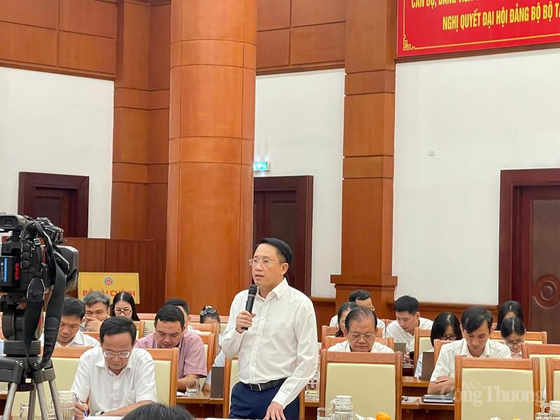 Ông Mai Sơn - Phó Cục trưởng Cục Thuế (Bộ Tài chính) chia sẻ tại buổi họp báo. Ảnh: Nguyễn Hoà