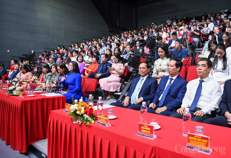 Phó Thủ tướng Chính phủ Bùi Thanh Sơn và các đại biểu tham dự sự kiện. Ảnh: Nam Nguyễn