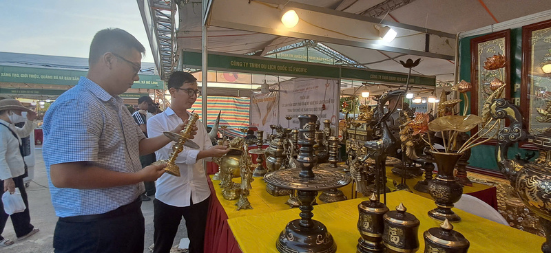 Sản phẩm làng nghề tham gia triển lãm. Ảnh: Nguyễn Hạnh