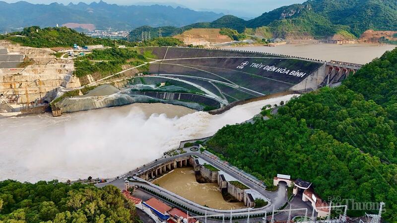 Tối và đêm nay Hồ Thủy điện Hòa Bình sẽ mở 2 cửa xả đáy.