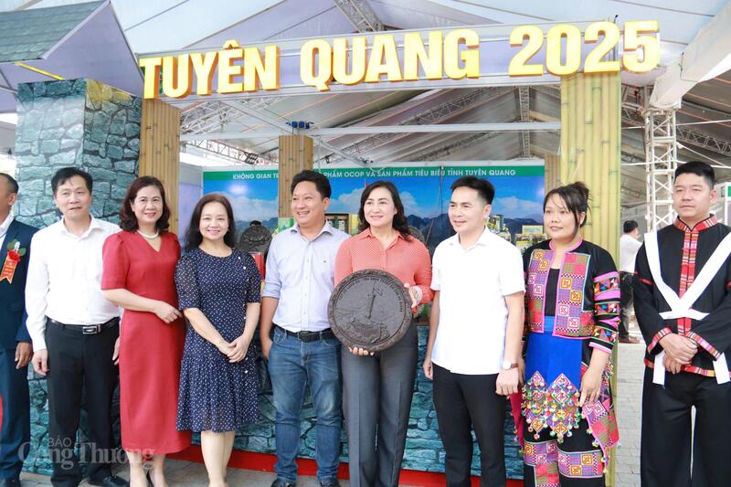 Thứ trưởng Bộ Công Thương Phan Thị Thắng tham quan gian hàng tại Hội chợ. Ảnh: Nguyễn Nam