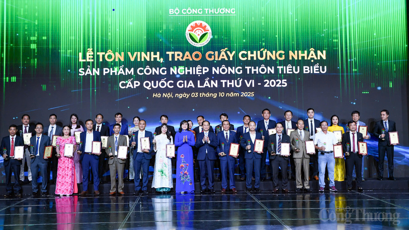 Phó Thủ tướng Chính phủ Bùi Thanh Sơn và Thứ trưởng Phan Thị Thắng trao Giấy chứng nhận sản phẩm công nghiệp nông thôn tiêu biểu cấp quốc gia lần thứ VI năm 2025 cho các doanh nghiệp. Ảnh: Nam Nguyễn