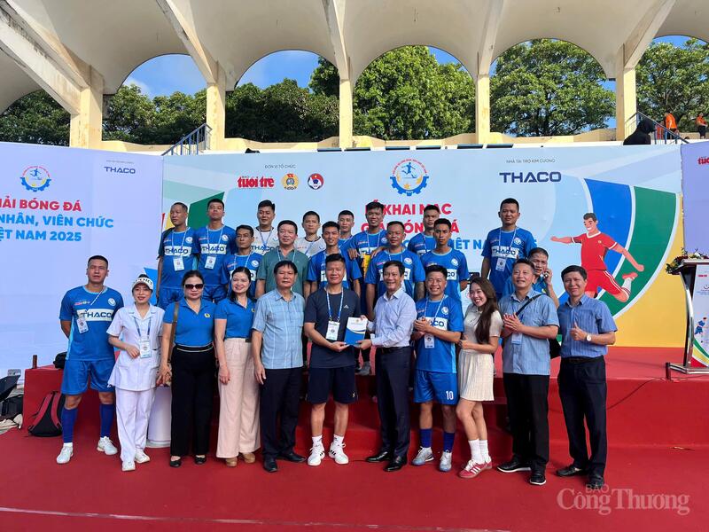 Chủ tịch Công đoàn Công Thương Việt Nam Lê An Hải chụp ảnh lưu niệm cùng đội bóng của công đoàn tham dự giải. Ảnh: Phương Cúc