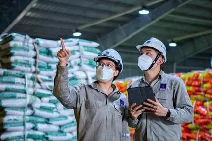 Kiểm tra kho hàng của Nhà máy NPK Phú Mỹ (Ảnh PVFCCo – Phú Mỹ)