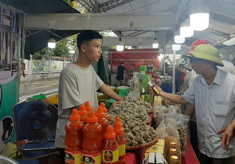 Tại khu gian hàng của tỉnh Lào Cai trong khuôn khổ Phiên chợ Việt tại xã Mê Linh. Ảnh: Nguyễn Hạnh