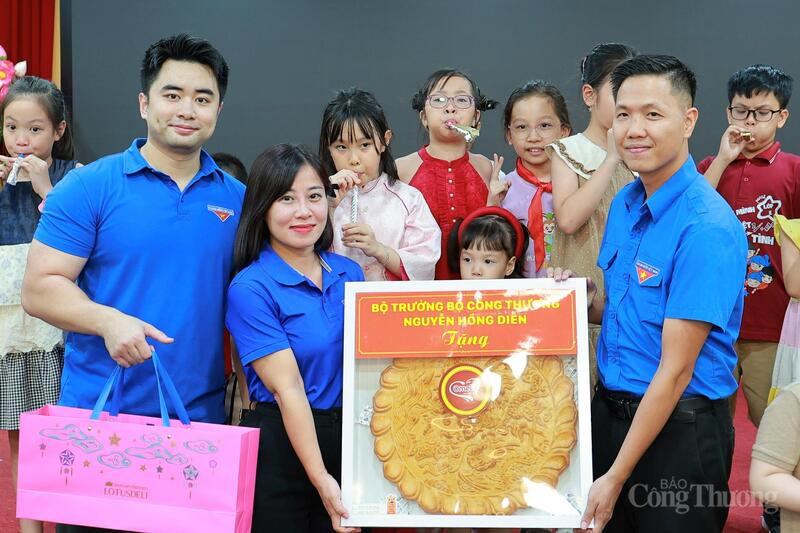 Món quà đặc biệt từ Bộ trưởng Bộ Công Thương Nguyễn Hồng Diên.