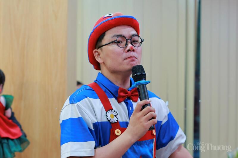 Phần hoạt náo vui nhộn của chú hề tại chương trình mang lại niềm vui cho các em thiếu nhi.