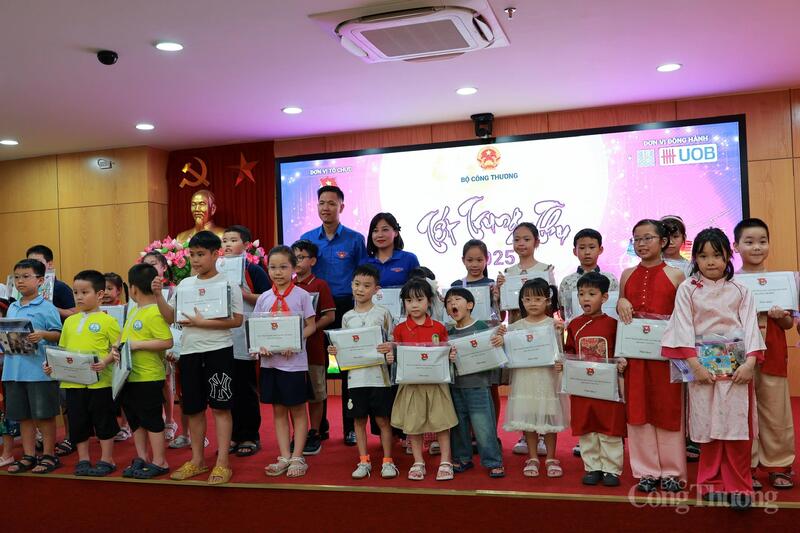 Các em nhỏ hân hoan nhận những phần quà từ lãnh đạo Bộ và Đoàn Thanh niên.