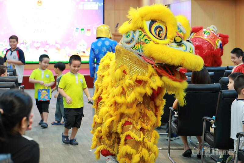 Tiết mục múa lân khai mạc chương trình “Vui Tết Trung thu cùng các cháu thiếu nhi Bộ Công Thương năm 2025”.