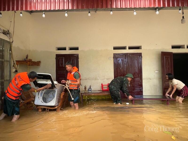Lực lượng chức năng hỗ trợ người dân dọn dẹp nhà cửa khi nước lũ đã rút