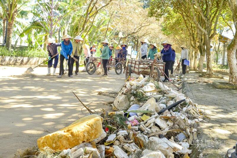 Người dân tập trung dọn dẹp những đống đổ nát sau bão
