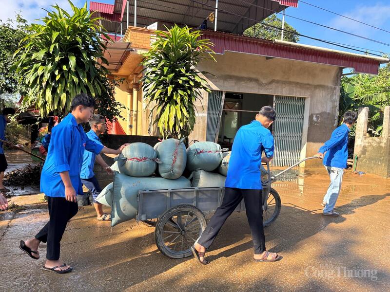 Đoàn thanh niên các xã tham gia hỗ trợ người dân khắc phục hậu quả bão số 10