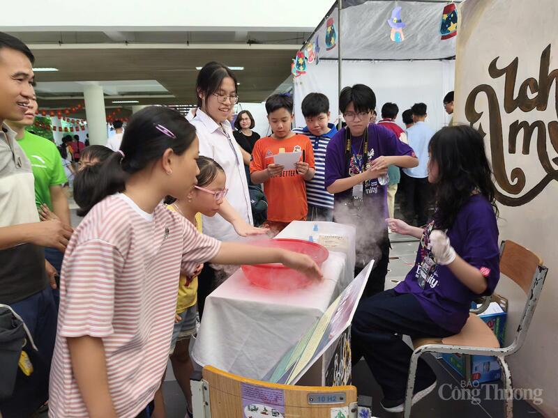 Các em nhỏ thích thú tham gia các thí nghiệm tại triển lãm. Ảnh: Nguyễn Hoà