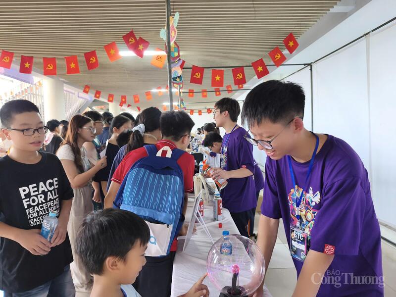 Mục tiêu của triển lãm mà nuôi dưỡng đam mê khoa học, sáng tạo cho giới trẻ Thủ đô. Ảnh: Nguyễn Hoà