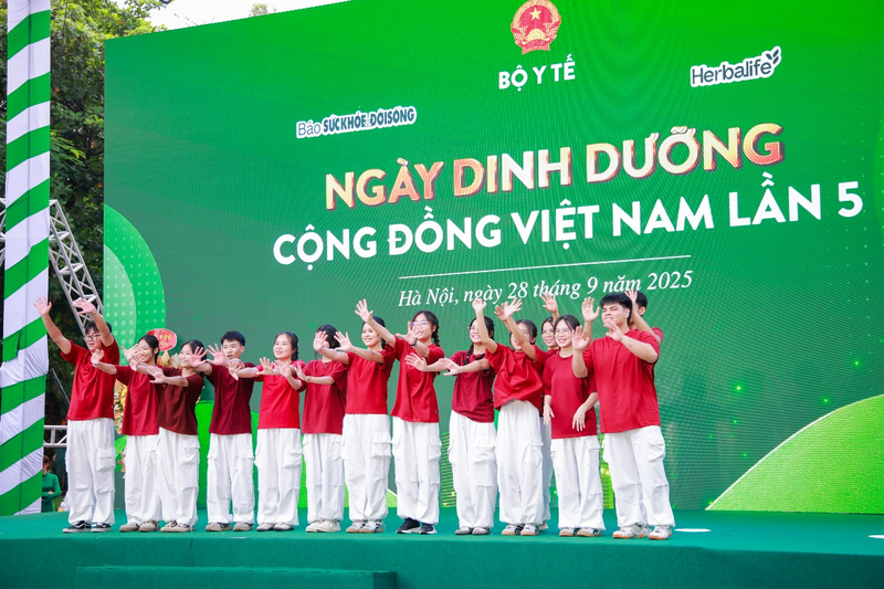 Các bạn trẻ trong trang phục đã mang đến phần trình diễn sôi động, lan tỏa tinh thần năng động, khỏe mạnh và thông điệp “dinh dưỡng gắn liền với vận động” đến cộng đồng